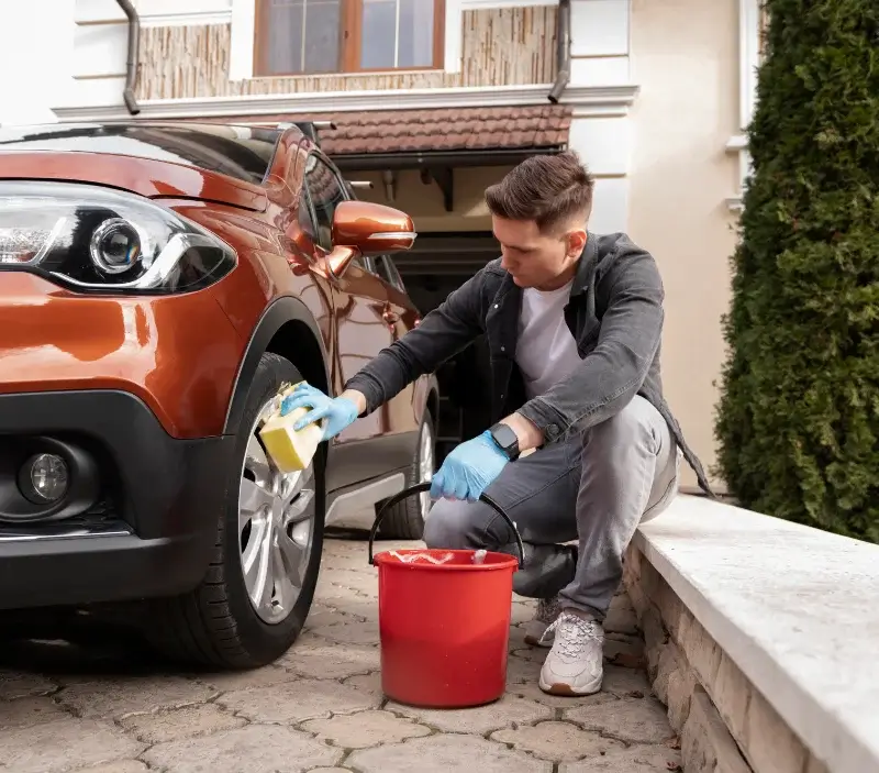 Lavage auto à domicile Blomac : professionnel intervenant sur un véhicule